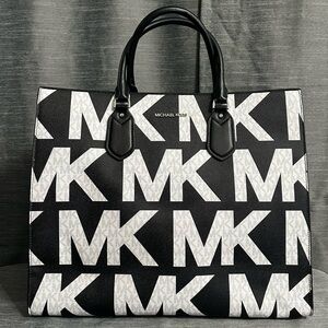 Micheal Kors Everly Tote in Black and White Multi
